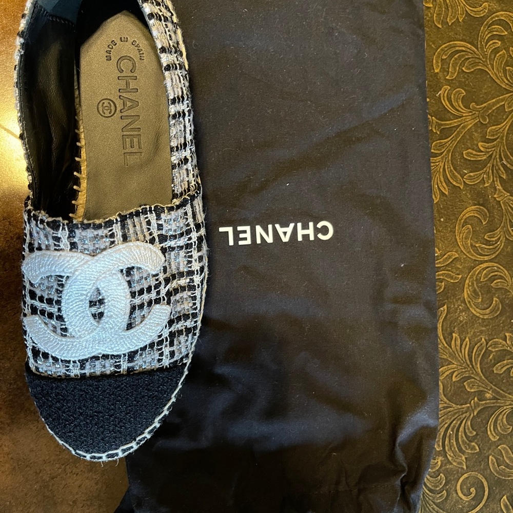 Chanel - Picture 3 of 6
